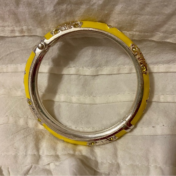 Pretty enamel snap bracelet Yellow with Gold tone flower accents - Picture 7 of 12